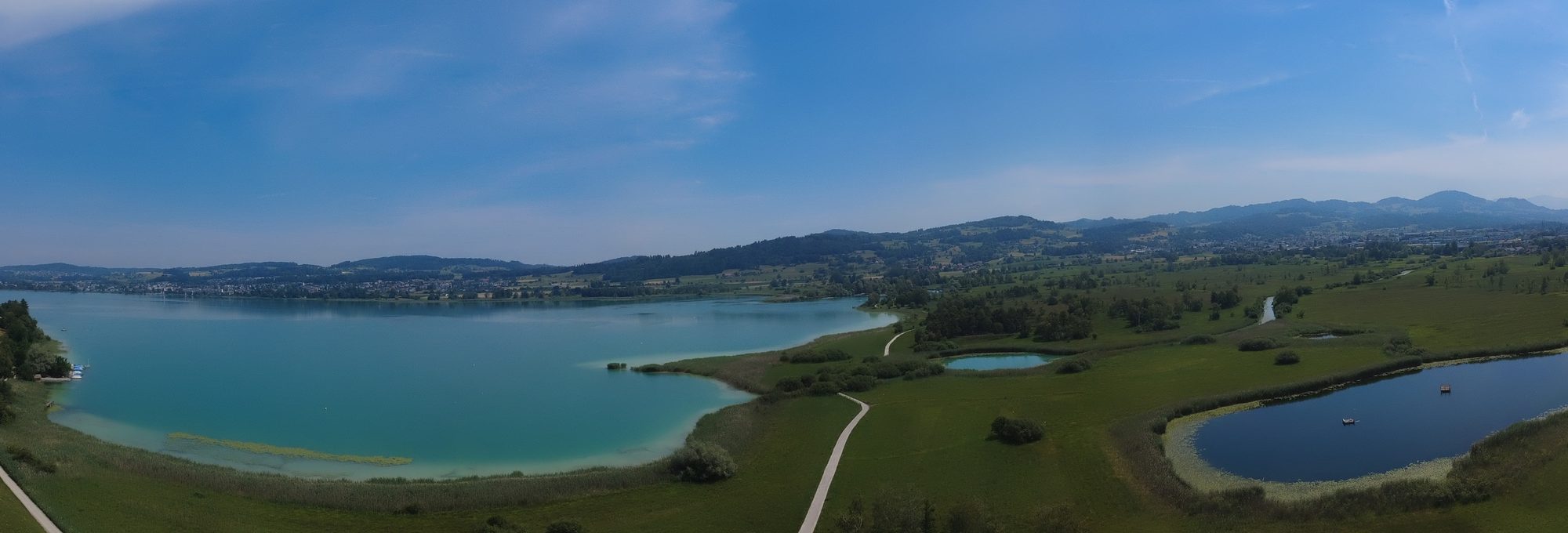 Der Pfäffikersee mit schilfgesäumten Buchten aus der Luft