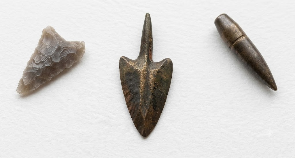 Pfeilspitzen aus Feuerstein und Bronze nebeneinander