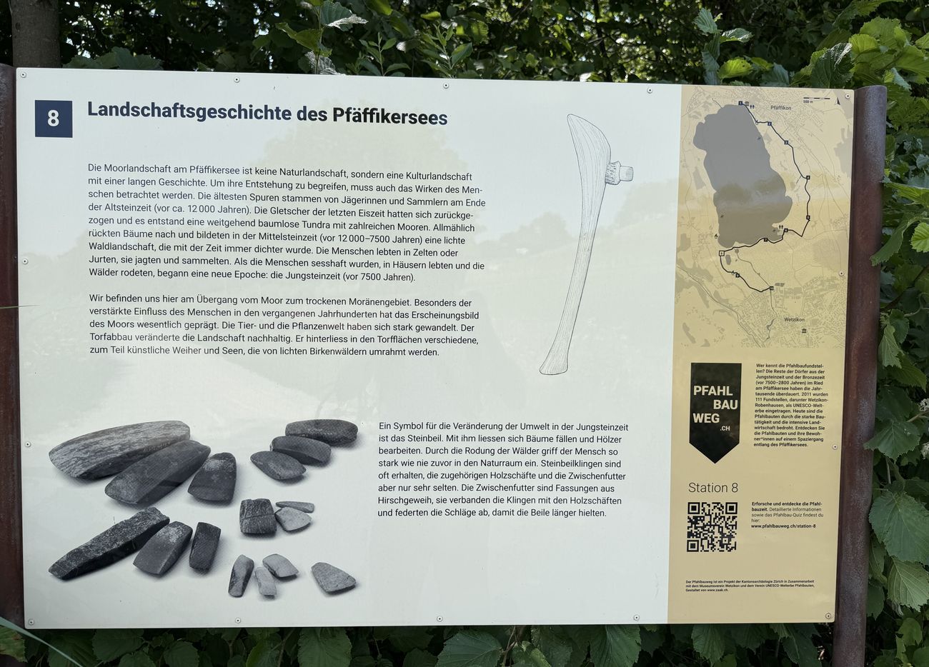 Infotafel Landschaftsgeschichte des Pfäffikersees mit Steinbeil und Übersichtskarte